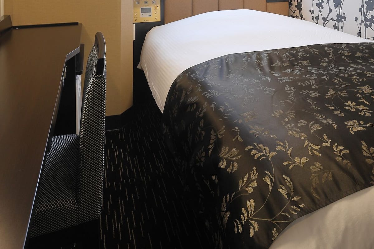 desk, soundproofing, free wifi, bed sheets