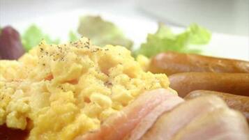 Se ofrece un desayuno bufé (2000 JPY por persona)