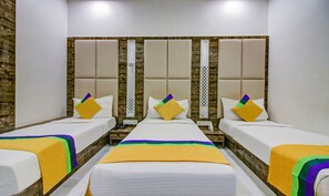 Habitación doble estándar | Escritorio, tabla de planchar con plancha, wifi gratis y ropa de cama