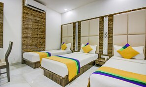 Habitación doble estándar | Escritorio, tabla de planchar con plancha, wifi gratis y ropa de cama