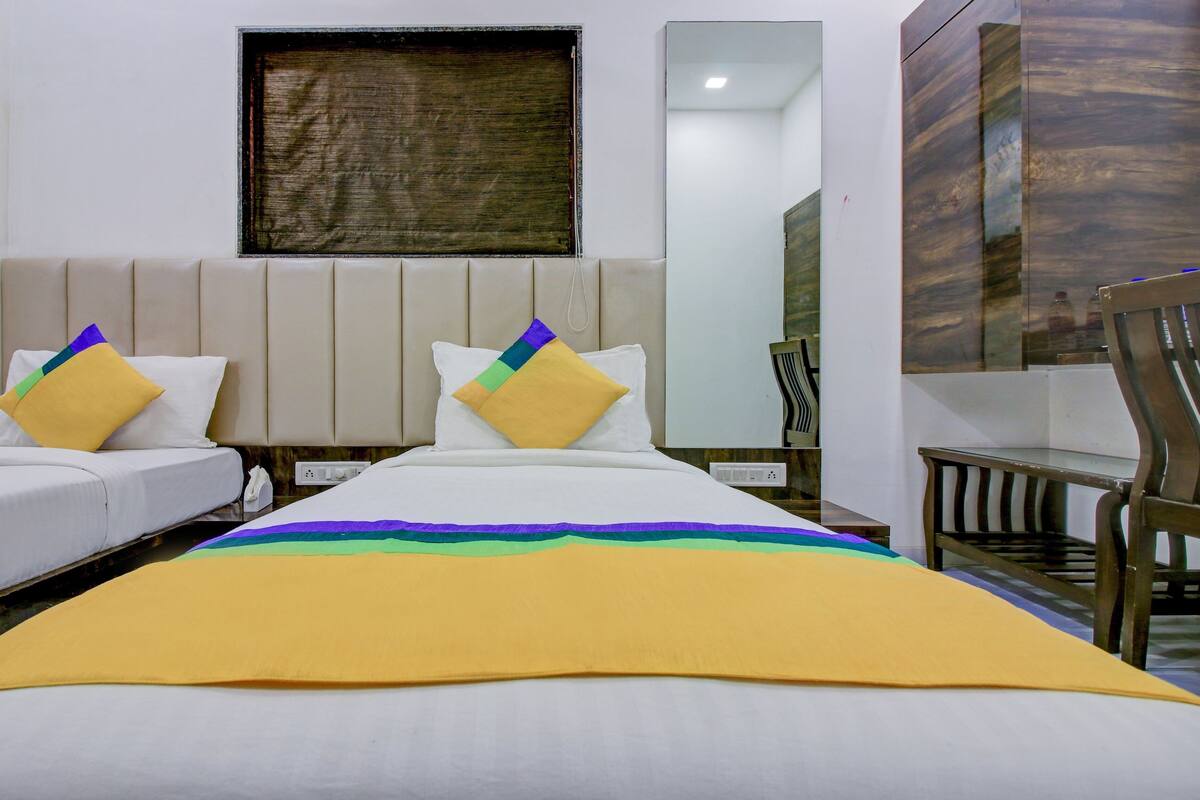 Habitación doble económica | Escritorio, tabla de planchar con plancha, wifi gratis y ropa de cama