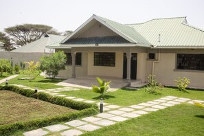 Vista frontal de la propiedad