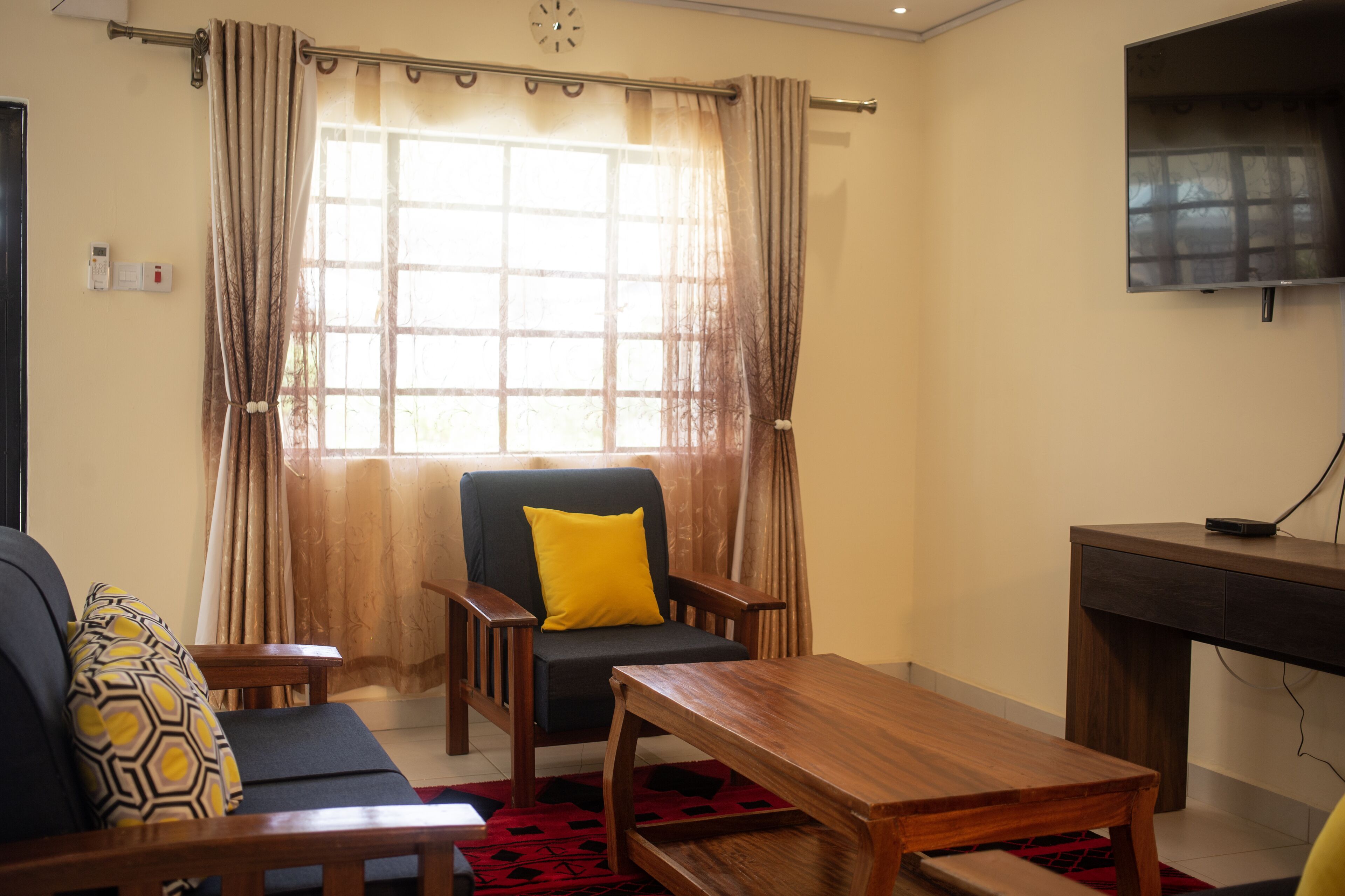 Deluxe Apartment | Living area | 32-inch flat-screen TV with digital channels, TV