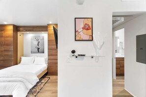 مكواة/لوح كي وسرير سفر وواي فاي وملاءات أسرّة