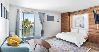 Modern Contemporary Living in DTPH - Poolside.