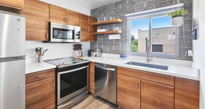 Modern Contemporary Living in DTPH - Poolside.