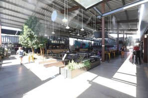 Outdoor dining - Retro Studio in the Heart of DTPH - Very Walkable (Phoenix)