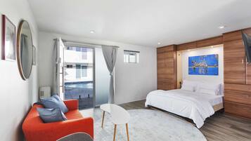 Iron/ironing board, travel crib, WiFi, bed sheets