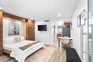 Iron/ironing board, travel cot, WiFi, bed sheets - Walkable DTPH Studio w/ Pool and Parking (Phoenix)