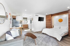 Iron/ironing board, travel crib, WiFi, bed sheets - DTPH Mid Century Studio w/Pool & Parking (Phoenix)