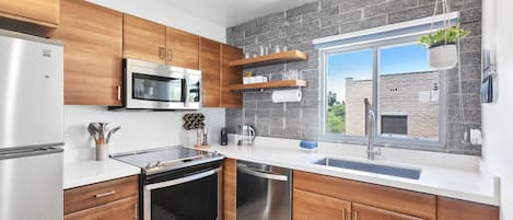 Frigorífico, microondas, horno y placa de cocina