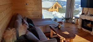 Smart TV, chimenea, consola de videojuegos y tenis de mesa