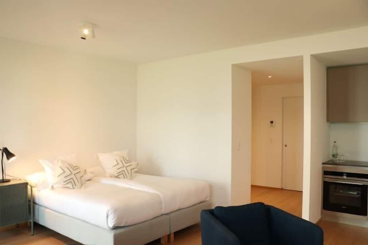 1 bedroom, in-room safe, soundproofing, free cribs/infant beds