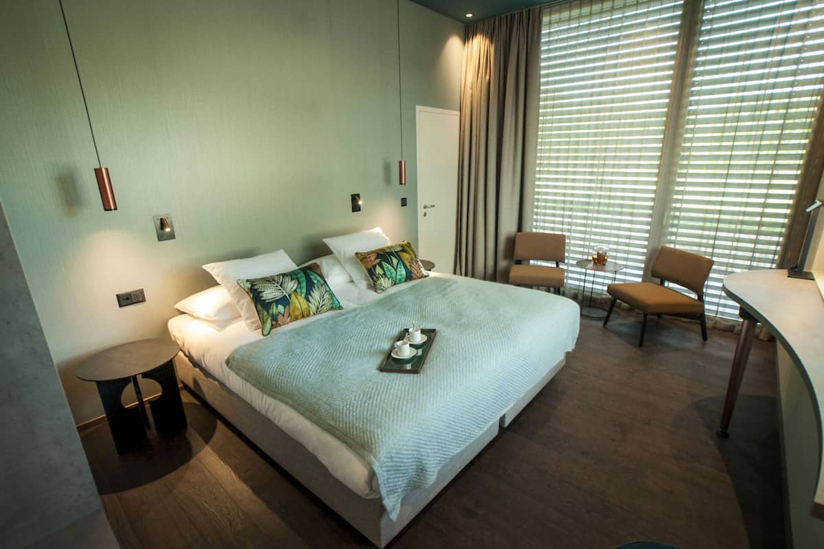 Room, Lake View | 1 bedroom, in-room safe, soundproofing, free cribs/infant beds