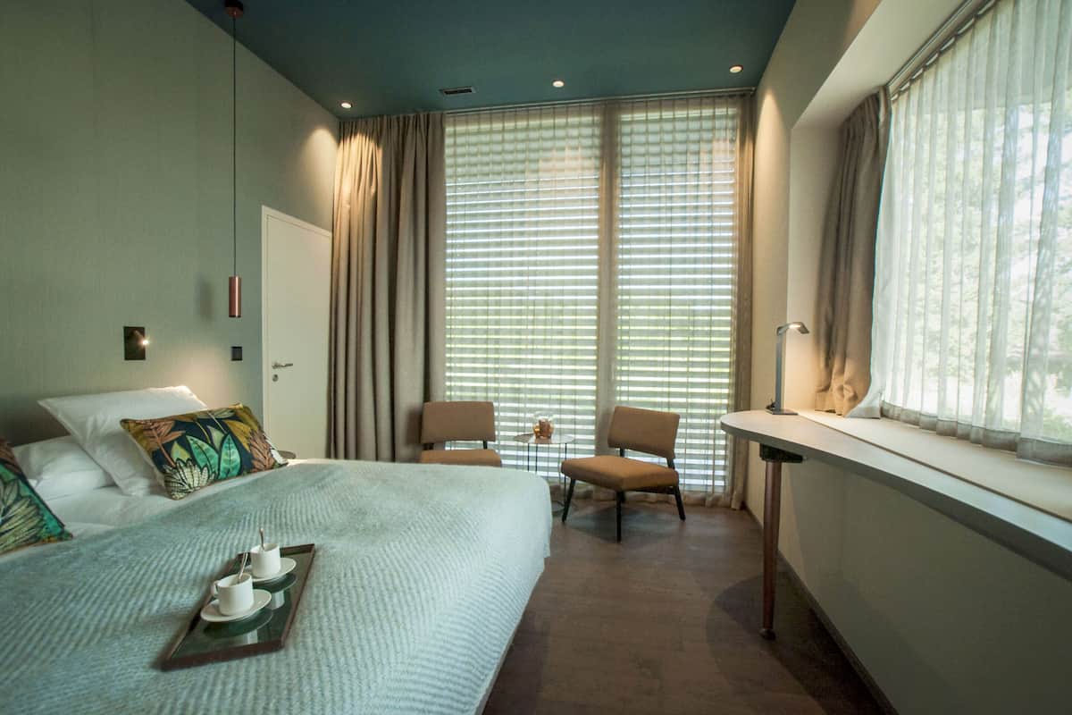 room, lake view | 1 bedroom, in-room safe, free cots/infant beds, free wifi