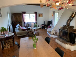 Fernseher, Kamin, DVD-Player, Tischtennisplatte