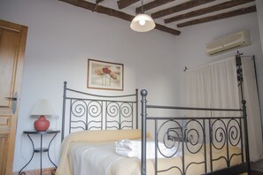 2 bedrooms, bed sheets - Ademaira Vista-Torre, a rural house with views in Zuheros. (Zuheros)