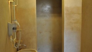 Suihku, ympäristöystävälliset hygieniatuotteet, hiustenkuivaaja, bidee