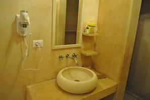 Douche, articles de toilette écologiques, sèche-cheveux, bidet