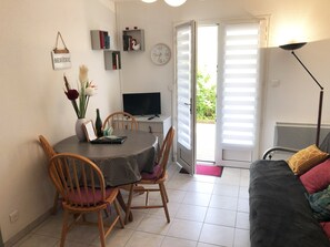 TV, books - Cosy apartment 100 m from Pentrez beach (Saint-Nic)