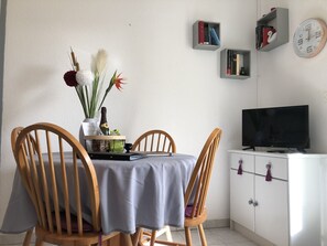 Dining - Cosy apartment 100 m from Pentrez beach (Saint-Nic)