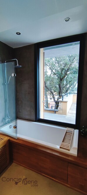 Bathtub, towels, toilet paper - Contemporary villa in Le Barroux overlooking Mont Ventoux (Le Barroux)