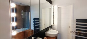 Badewanne, Handtücher, Toilettenpapier