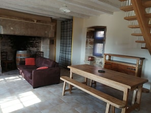 Interior - Detached house, old, renovated. Large private green space (Prudhomat)