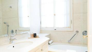 Suite junior | Baño | Pantuflas