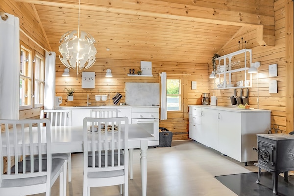 Een koelkast, een oven, een kookplaat, een vaatwasser