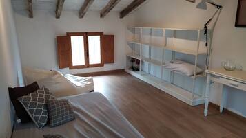 5 quartos, ferros/tábuas de passar roupa, berço de viagem