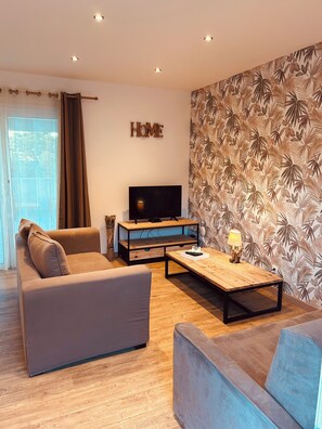 TV - LUXURY APARTMENT WITH SEA VIEW, 1 MIN WALK FROM THE BEACH (Galéria)