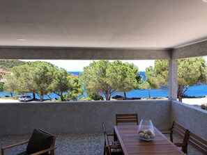 تناول الطعام بالخارج