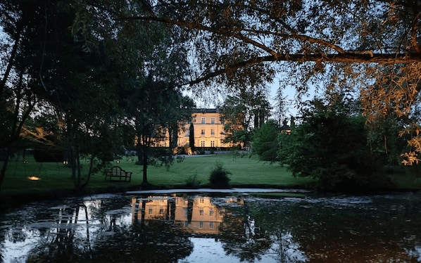 Property grounds - Le Domaine de la Monestarié<br>Charm, elegance and scents of Tuscany (BERNAC)