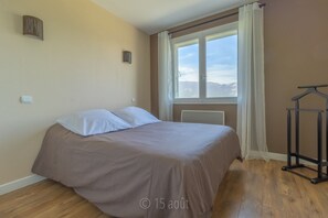 3 bedrooms, iron/ironing board, travel crib, bed sheets