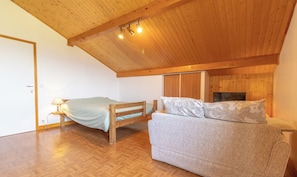 3 chambres, fer et planche à repasser, lit de bébé portatif