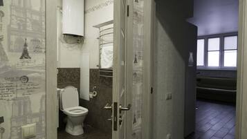 Comfort-Apartment | Badezimmer | Dusche, kostenlose Toilettenartikel, Haartrockner, Hausschuhe