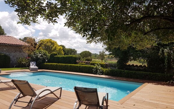 Pool - Le Domaine de la Monestarié<br>Charm, elegance and scents of Tuscany (BERNAC, TARN)