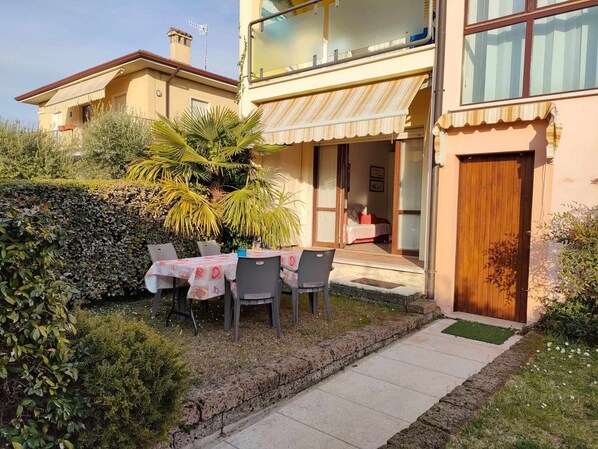 Outdoor dining - Residence MokyA1, pool, WiFi, garden, garage (Lazise)