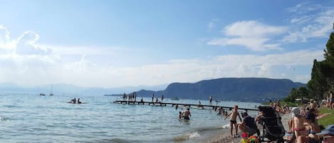 Ligstoelen aan het strand