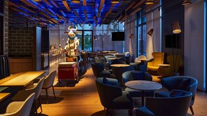 朝食、ランチ、ディナーに営業