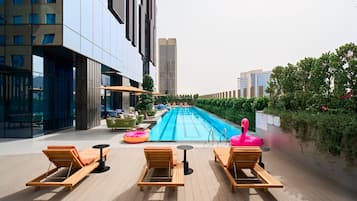 Alberca al aire libre y camas balinesas gratuitas