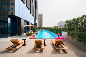 Een buitenzwembad, gratis zwembadcabana's en parasols bij het zwembad