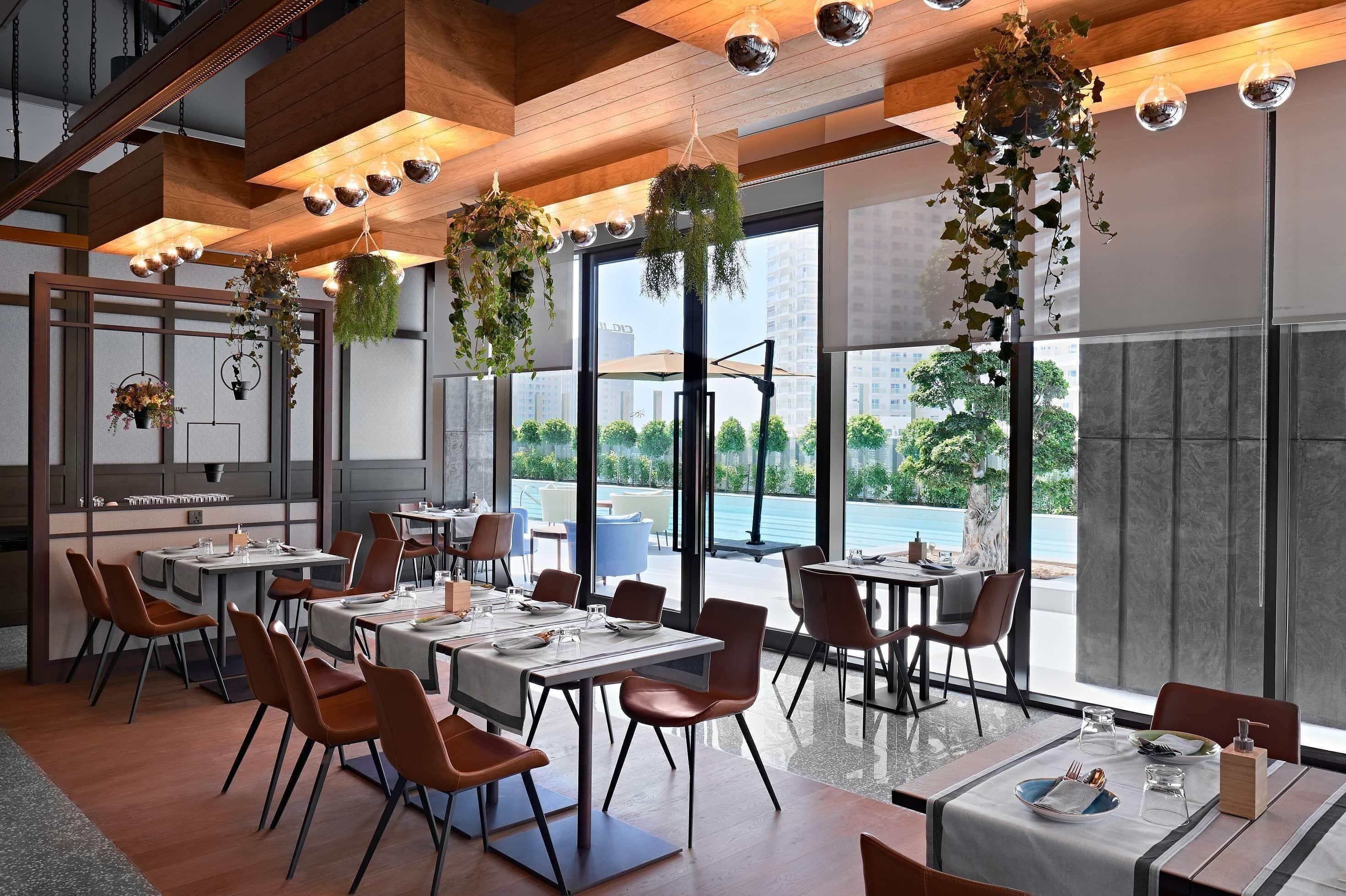 Frokost og lunsj serveres, internasjonale retter, utsikt mot bassenget 