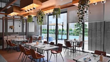 Frokost og lunsj serveres, internasjonale retter, utsikt mot bassenget