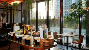 朝食、ランチ、ディナーに営業