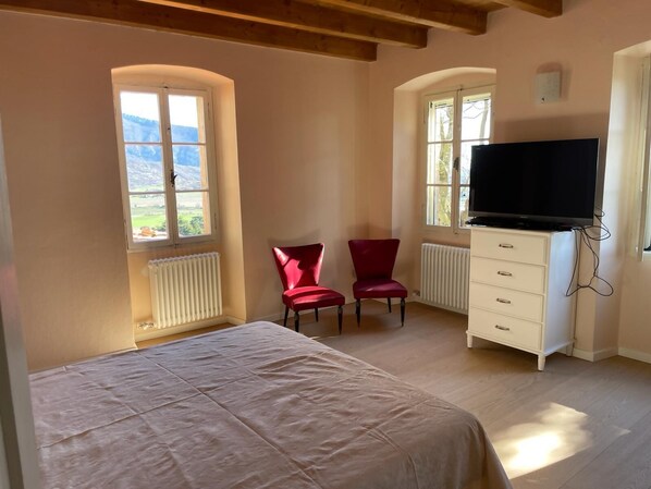 3 makuuhuonetta, silitysrauta/-lauta