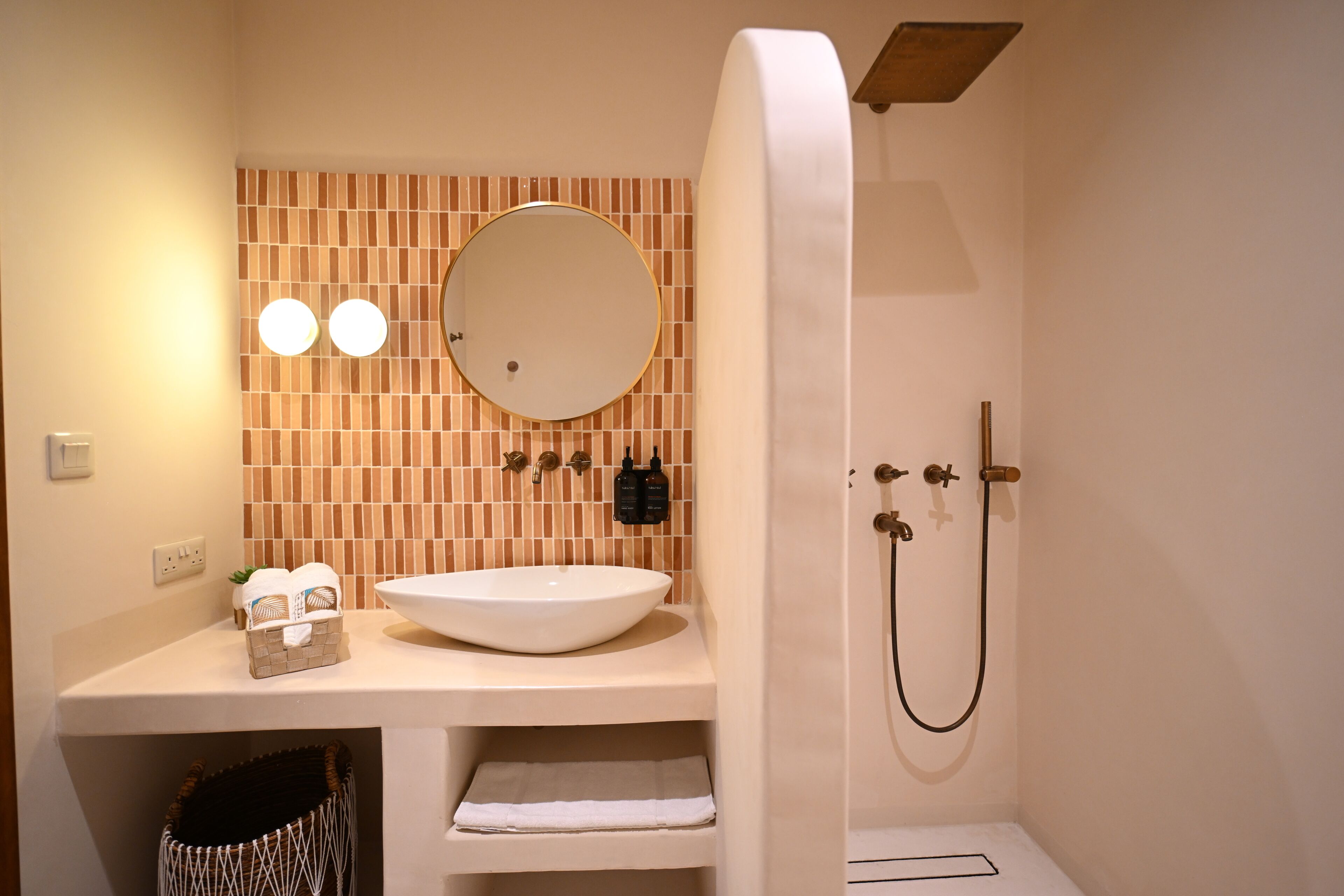 rainfall showerhead, hair dryer, towels