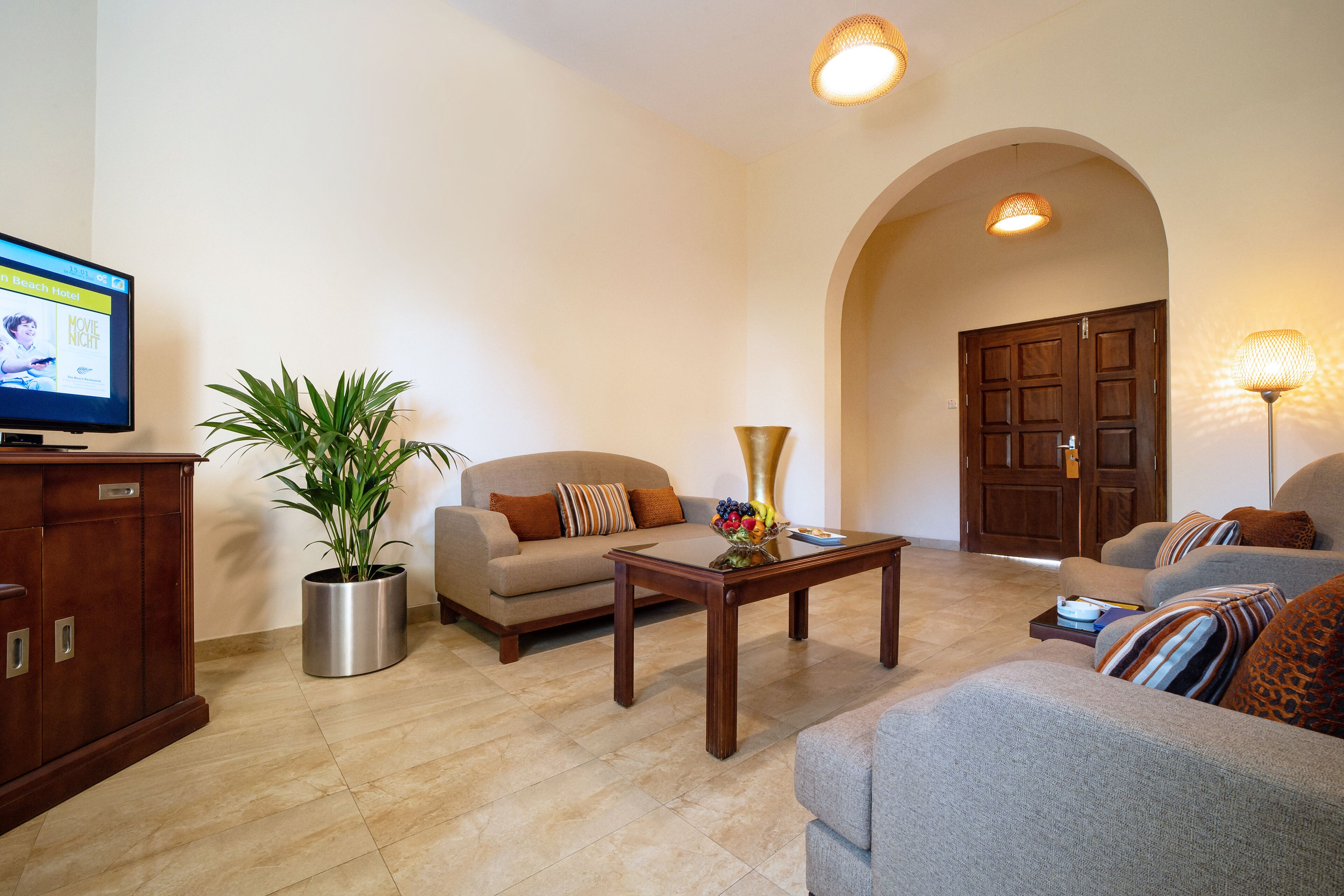 Executive Room, 1 Katil Raja (King), Garden View, Garden Area | Ruang tamu | 50 inci sebuah televisyen pintar dengan satelit, TV 