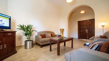 Executive Room, 1 Katil Raja (King), Garden View, Garden Area | Ruang tamu | 50 inci sebuah televisyen pintar dengan satelit, TV